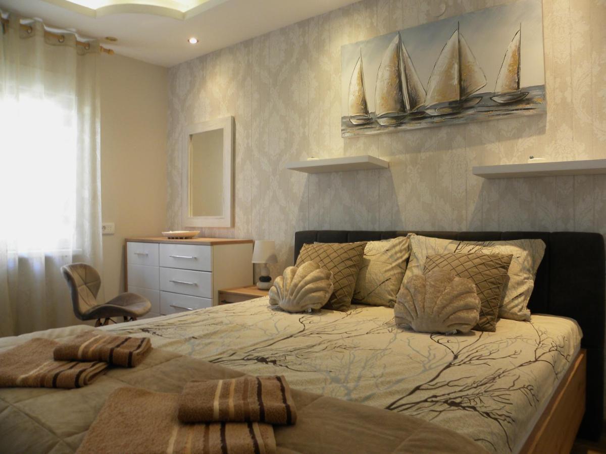 Apartments Aleksandra Risan Bagian luar foto