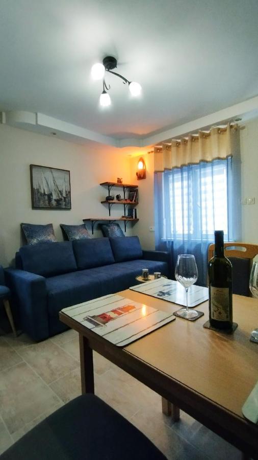 Apartments Aleksandra Risan Bagian luar foto