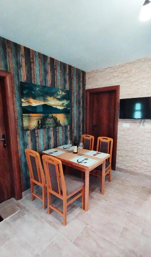 Apartments Aleksandra Risan Bagian luar foto