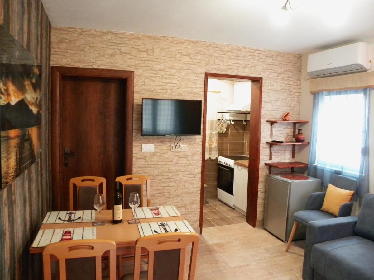 Apartments Aleksandra Risan Bagian luar foto