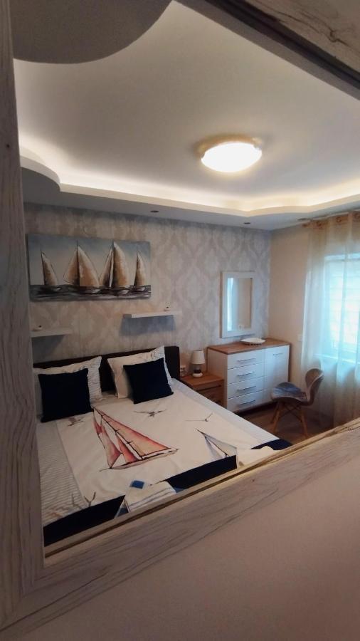 Apartments Aleksandra Risan Bagian luar foto