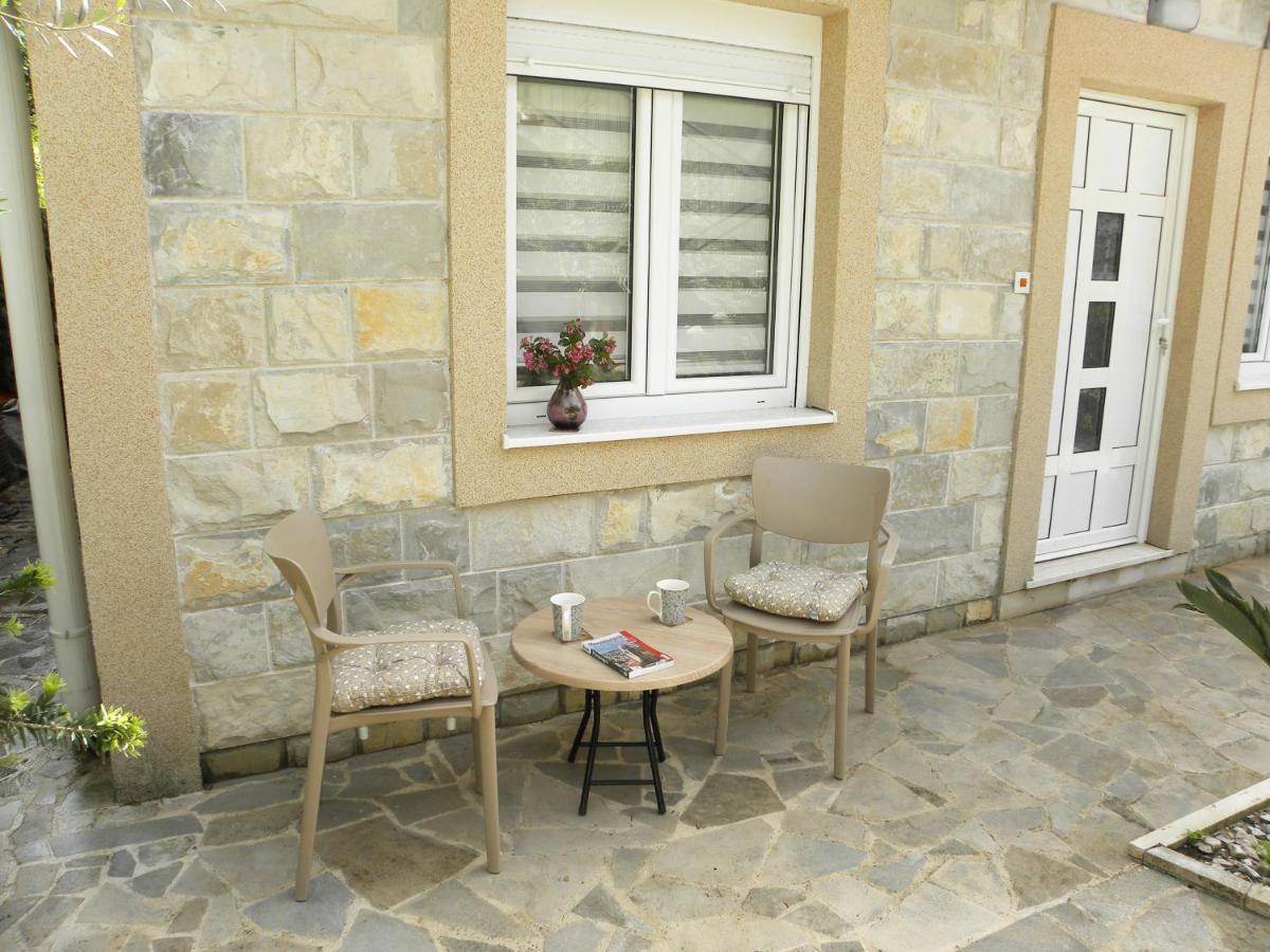 Apartments Aleksandra Risan Bagian luar foto