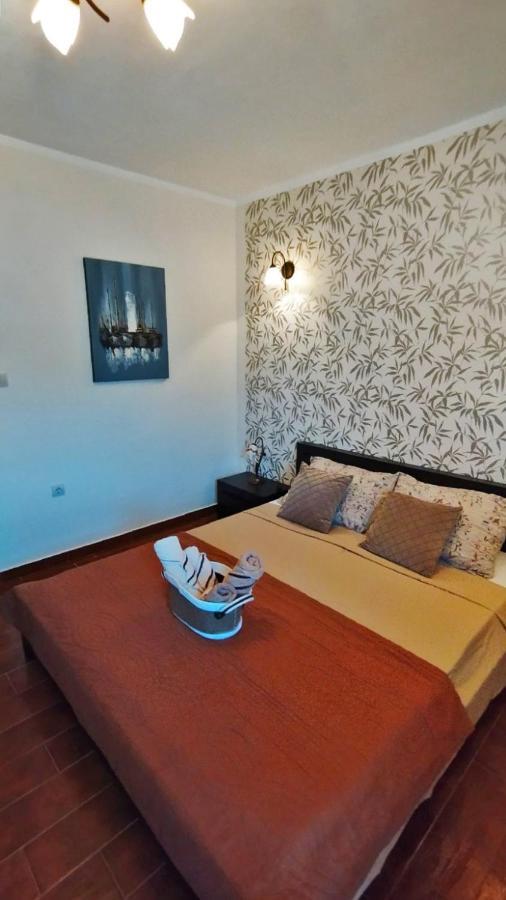 Apartments Aleksandra Risan Bagian luar foto
