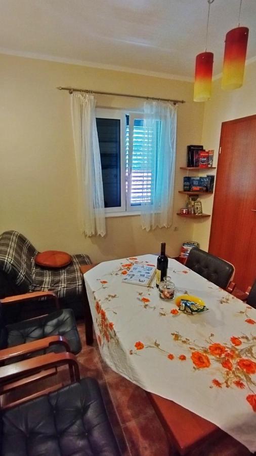 Apartments Aleksandra Risan Bagian luar foto