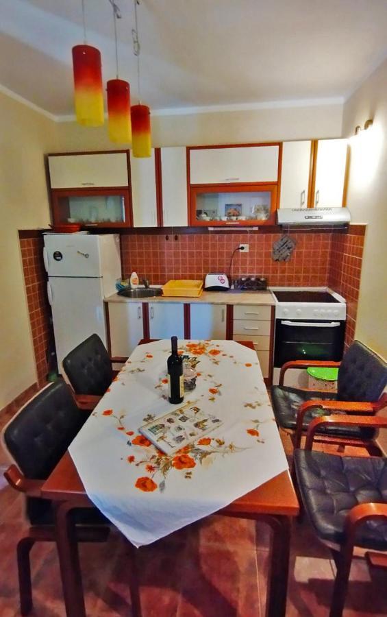 Apartments Aleksandra Risan Bagian luar foto