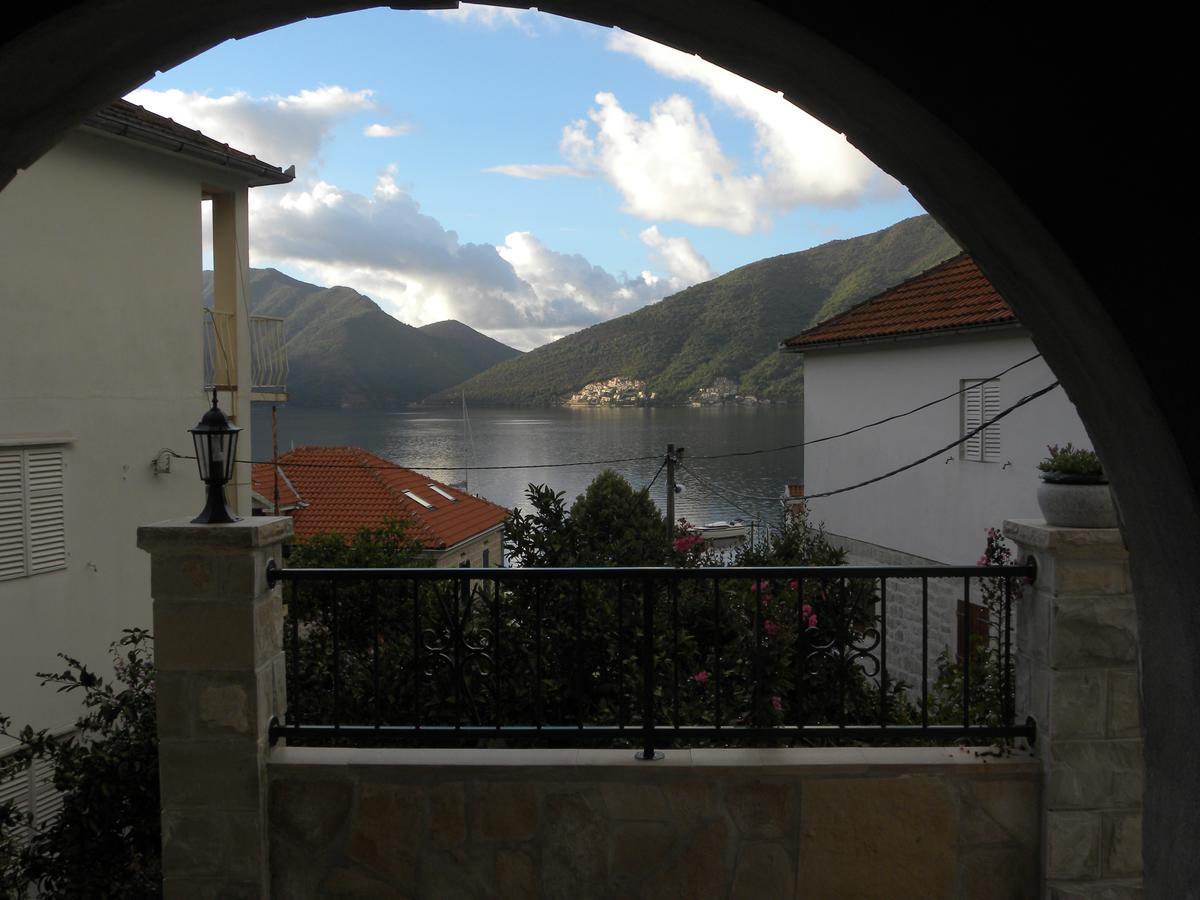 Apartments Aleksandra Risan Bagian luar foto